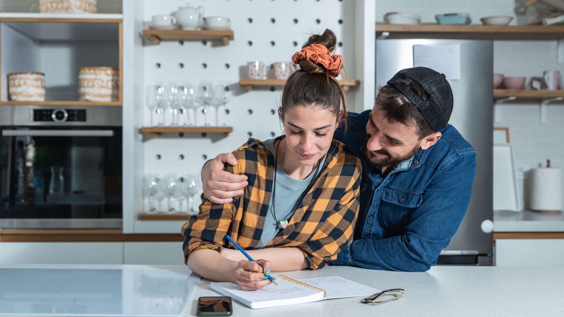 couple créant une liste de souhaits avant de se marier