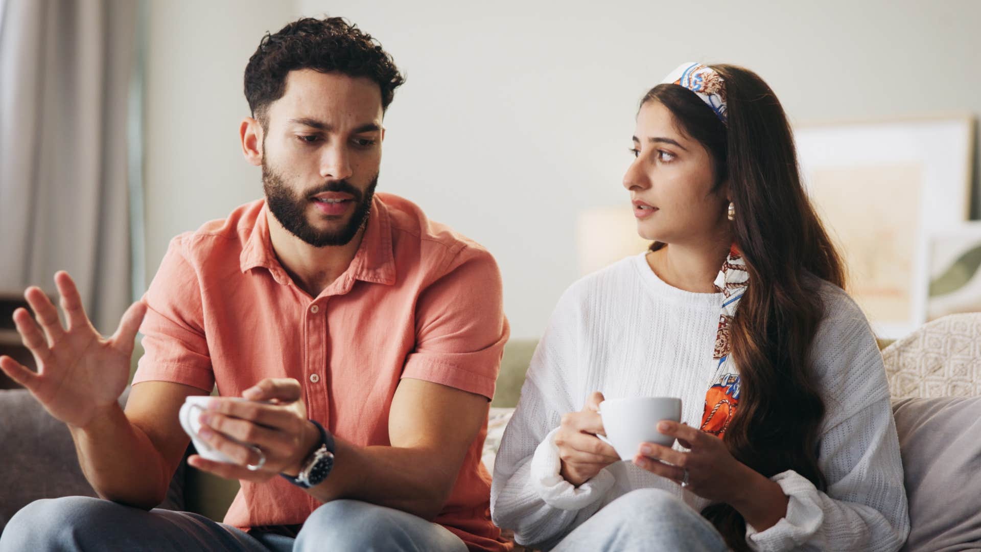 couple examinant les conflits avant de se marier