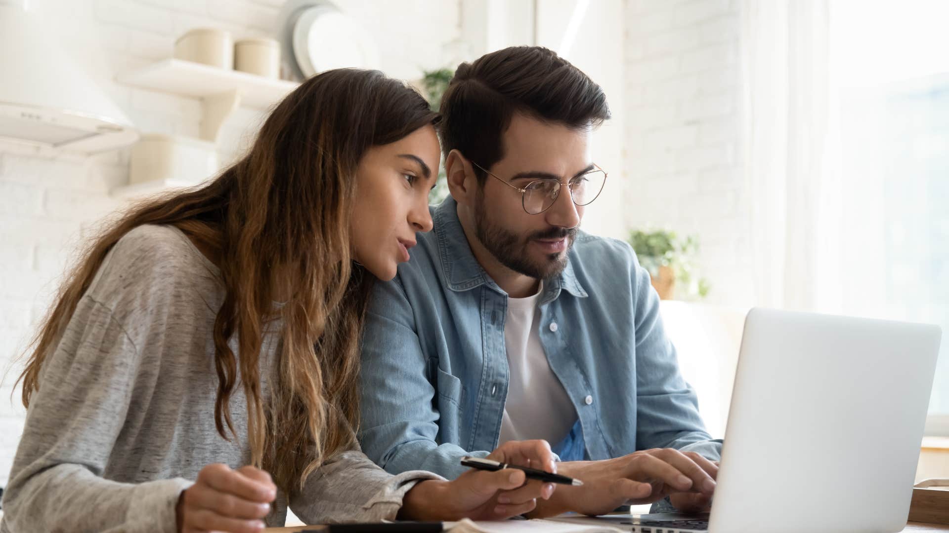 couple abordant des questions financières avant de se marier