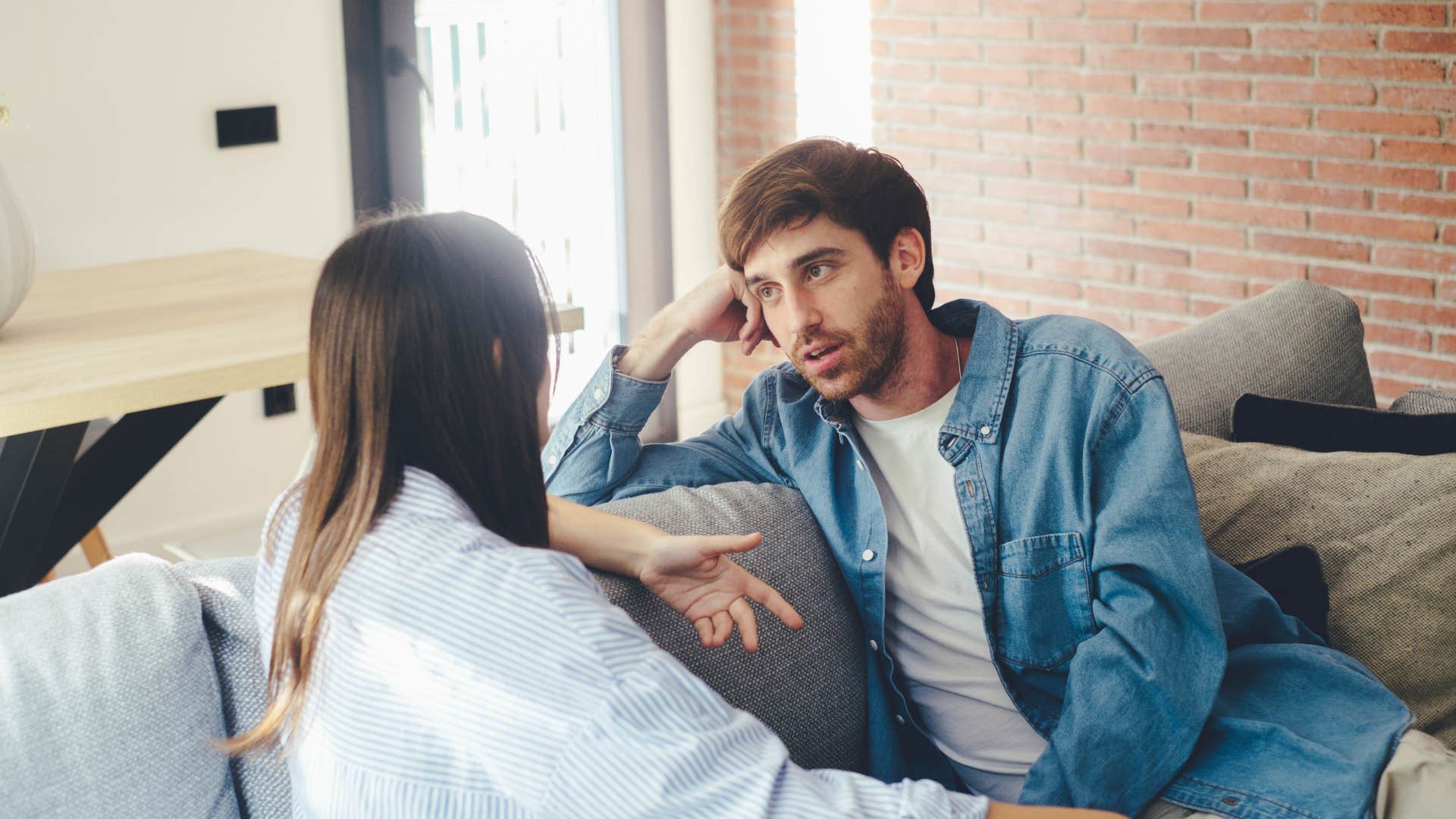 couple apprenant à exprimer leurs attentes avant de se marier