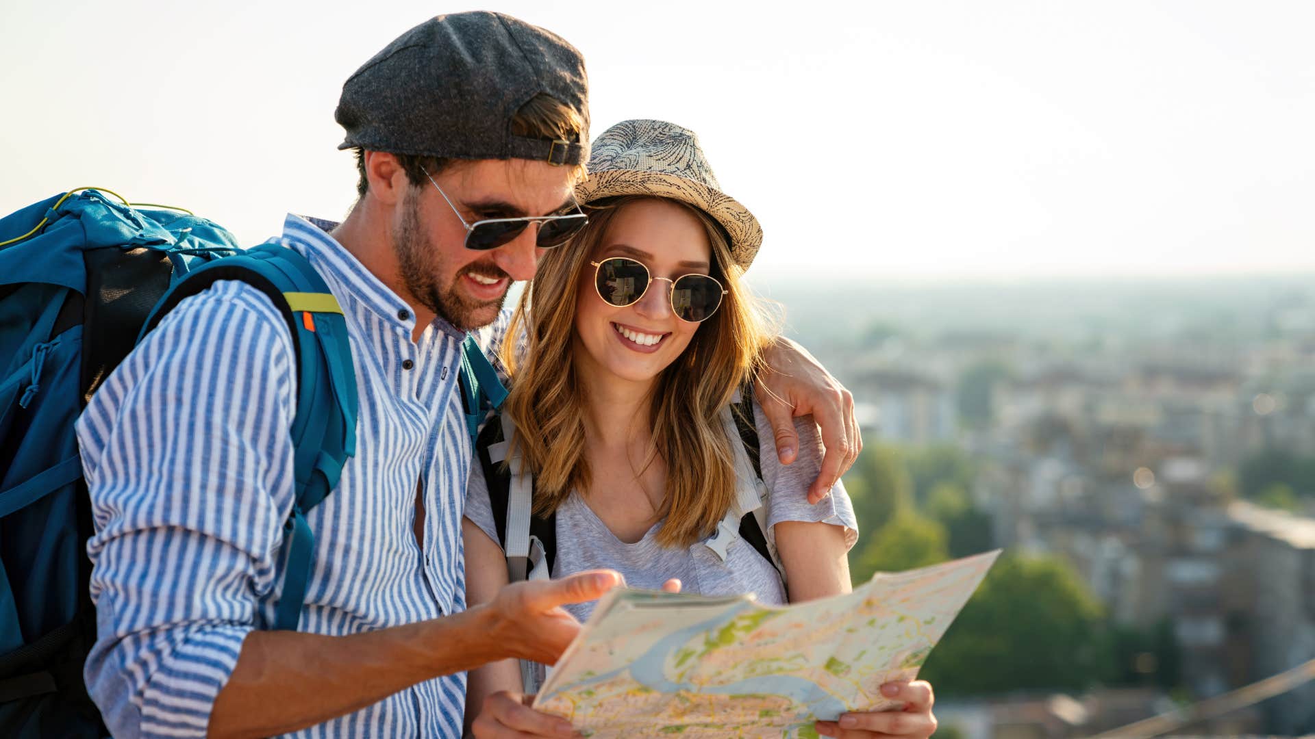 couple se consacrant à la planification de voyages avant le mariage