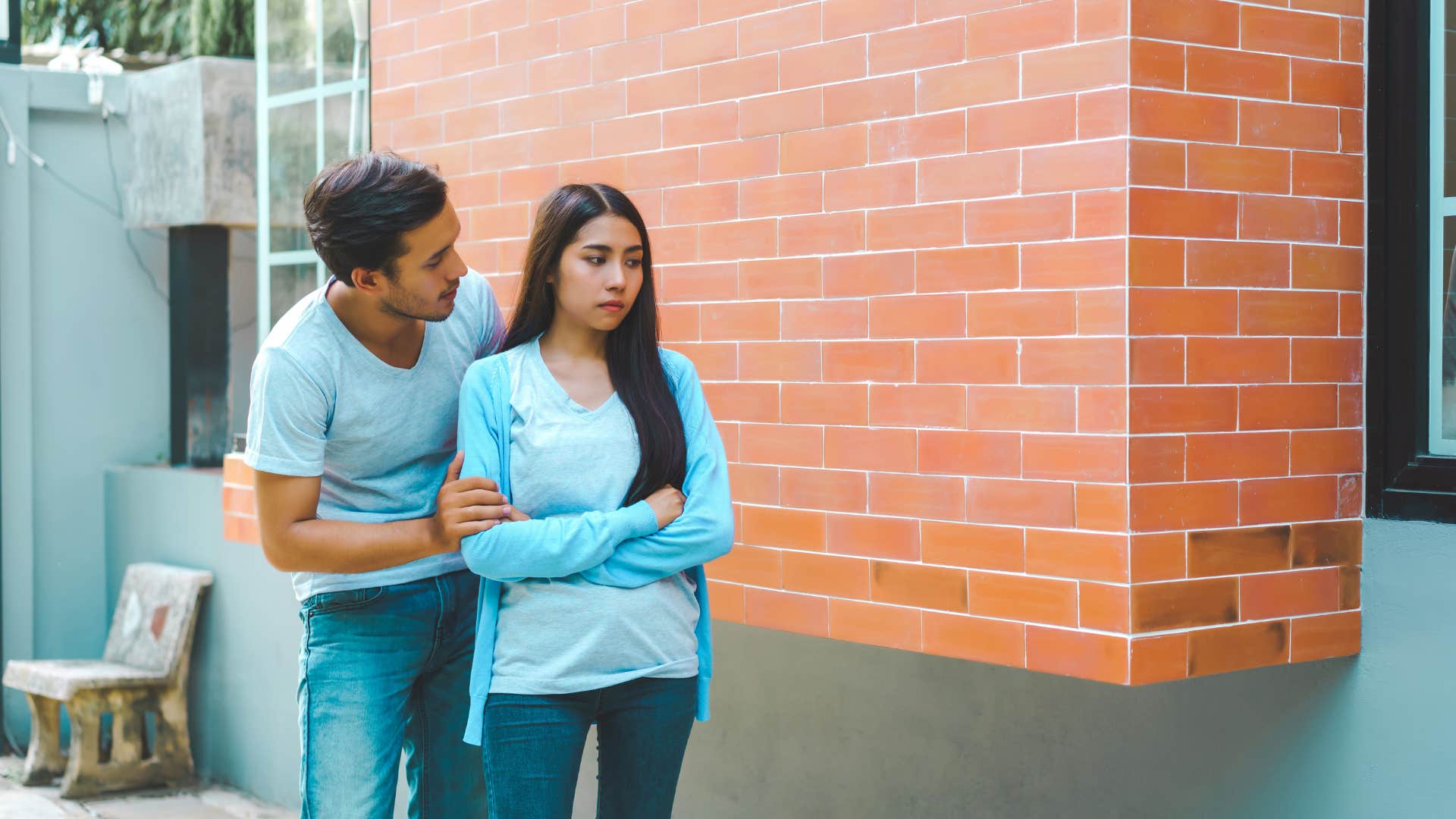 phrases que certaines femmes disent et qui agacent leurs partenaires femme demandant es-tu sûr que ça va ?