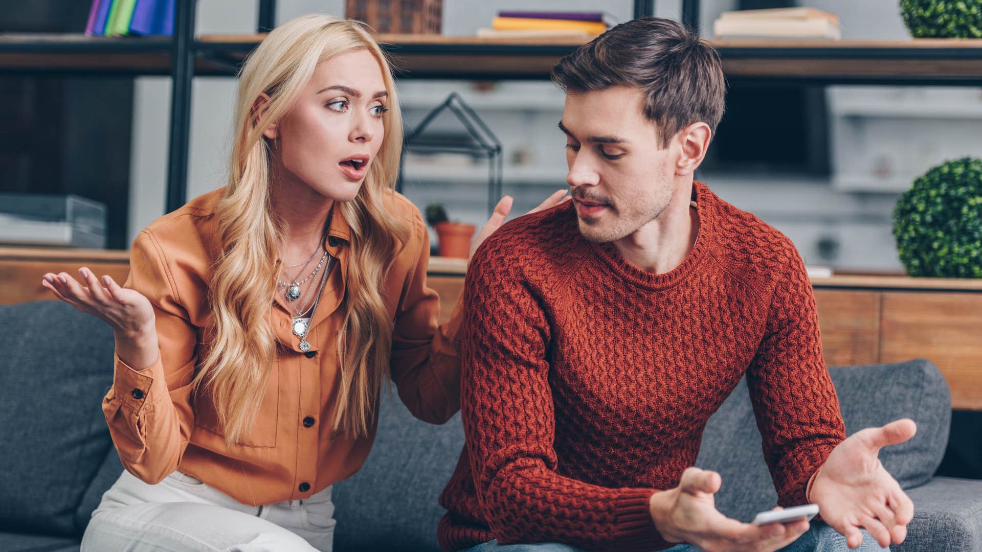 phrases que certaines femmes disent et qui agacent leurs partenaires femme disant je vais bien