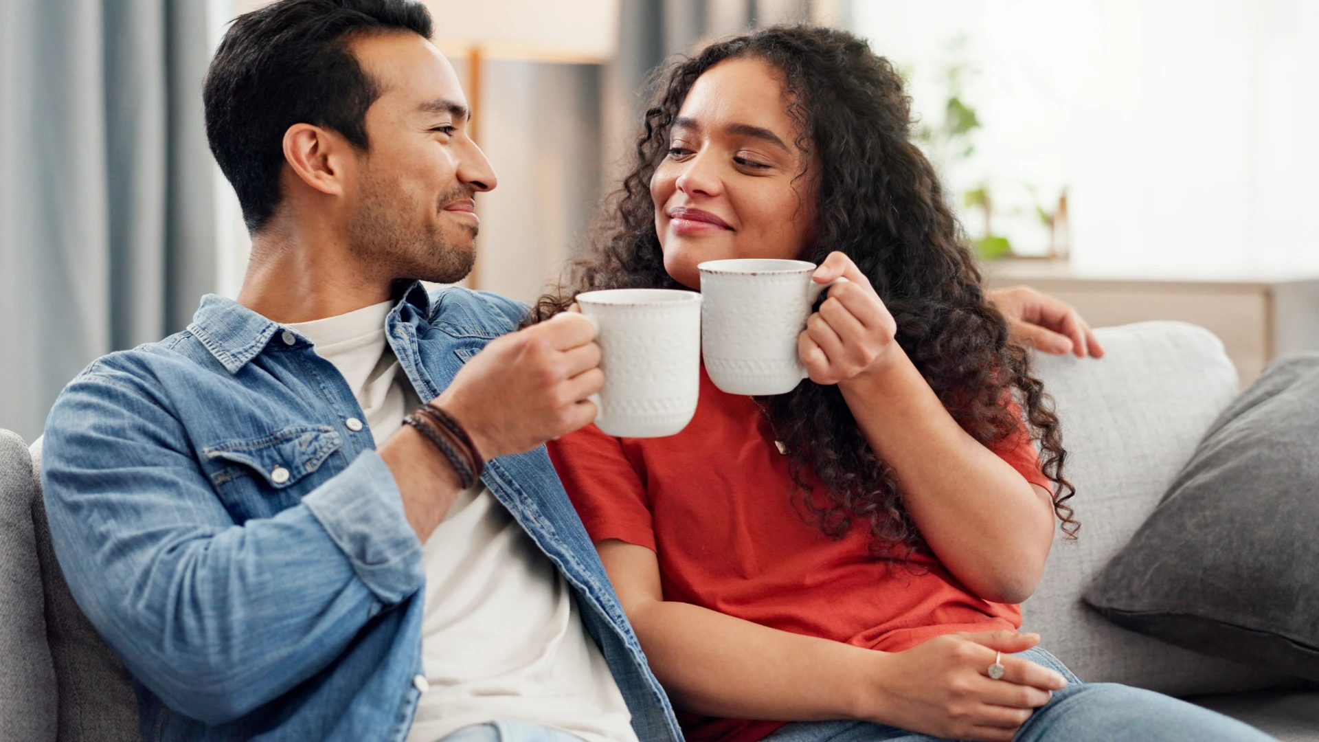 les couples qui se choisissent encore tous les jours pratiquent ces comportements rares en créant des rituels d'amour personnalisés