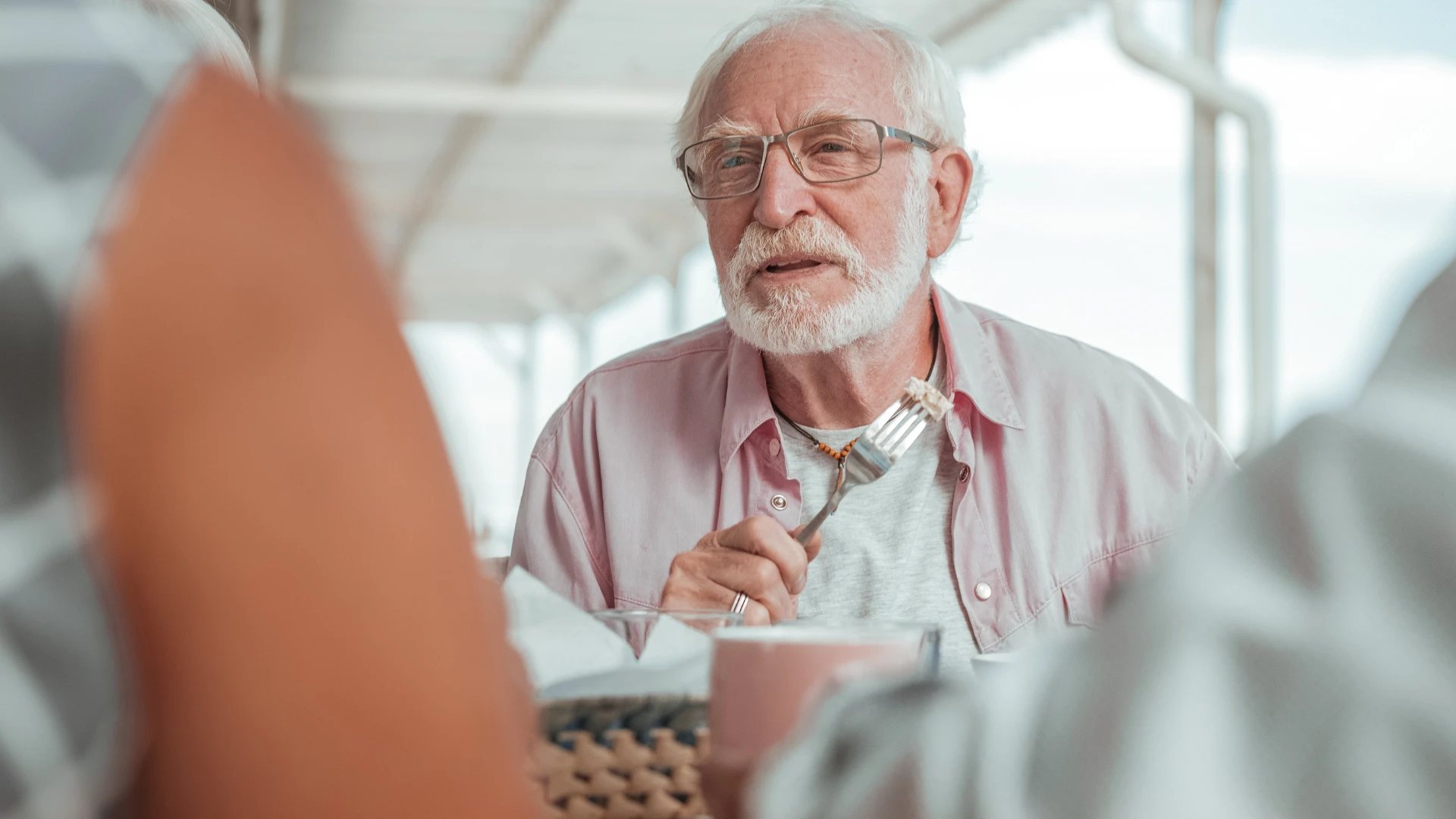 homme qui défend son partenaire en parlant à des amis au dîner