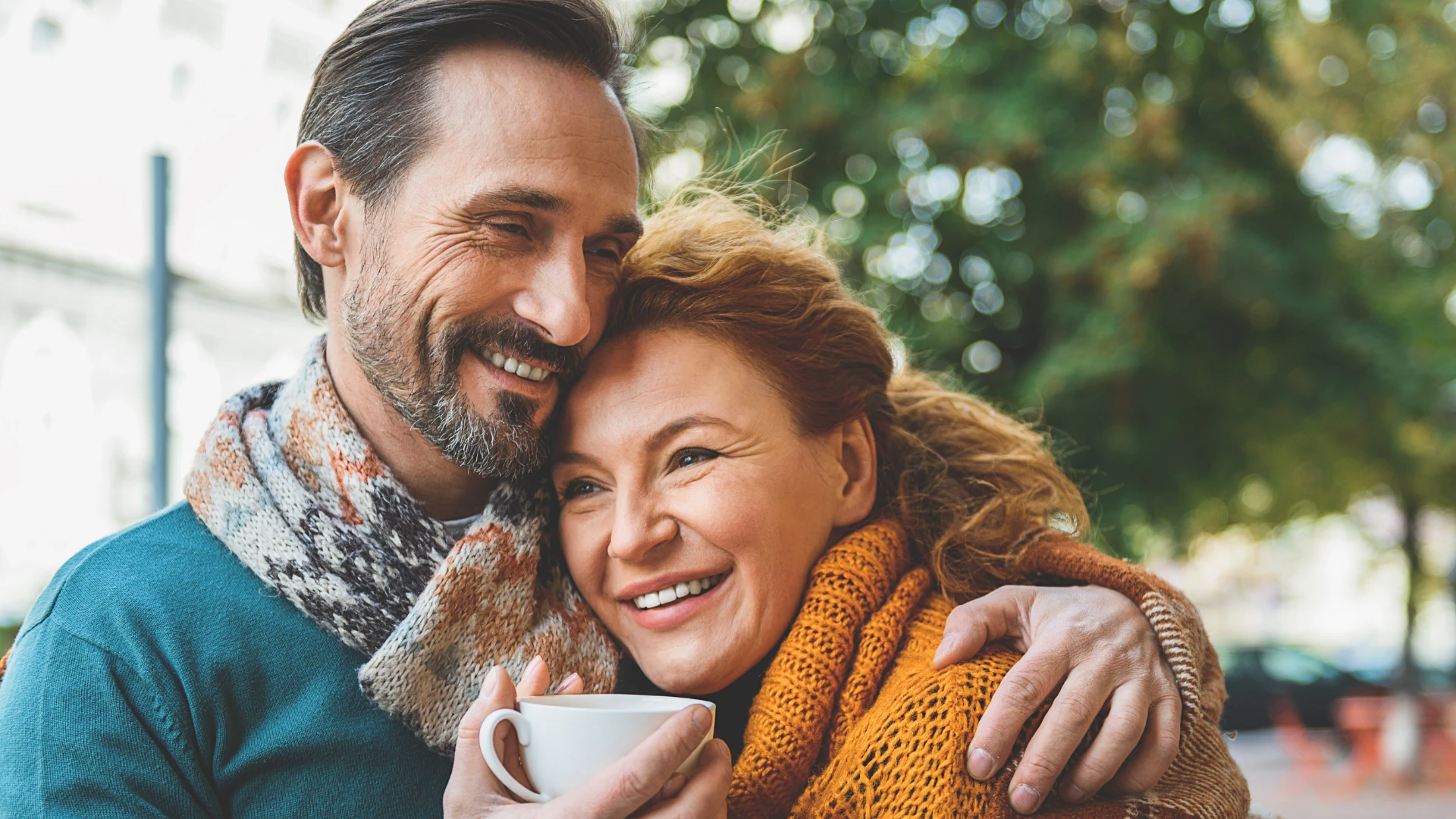 homme cohérent souriant et embrassant son partenaire
