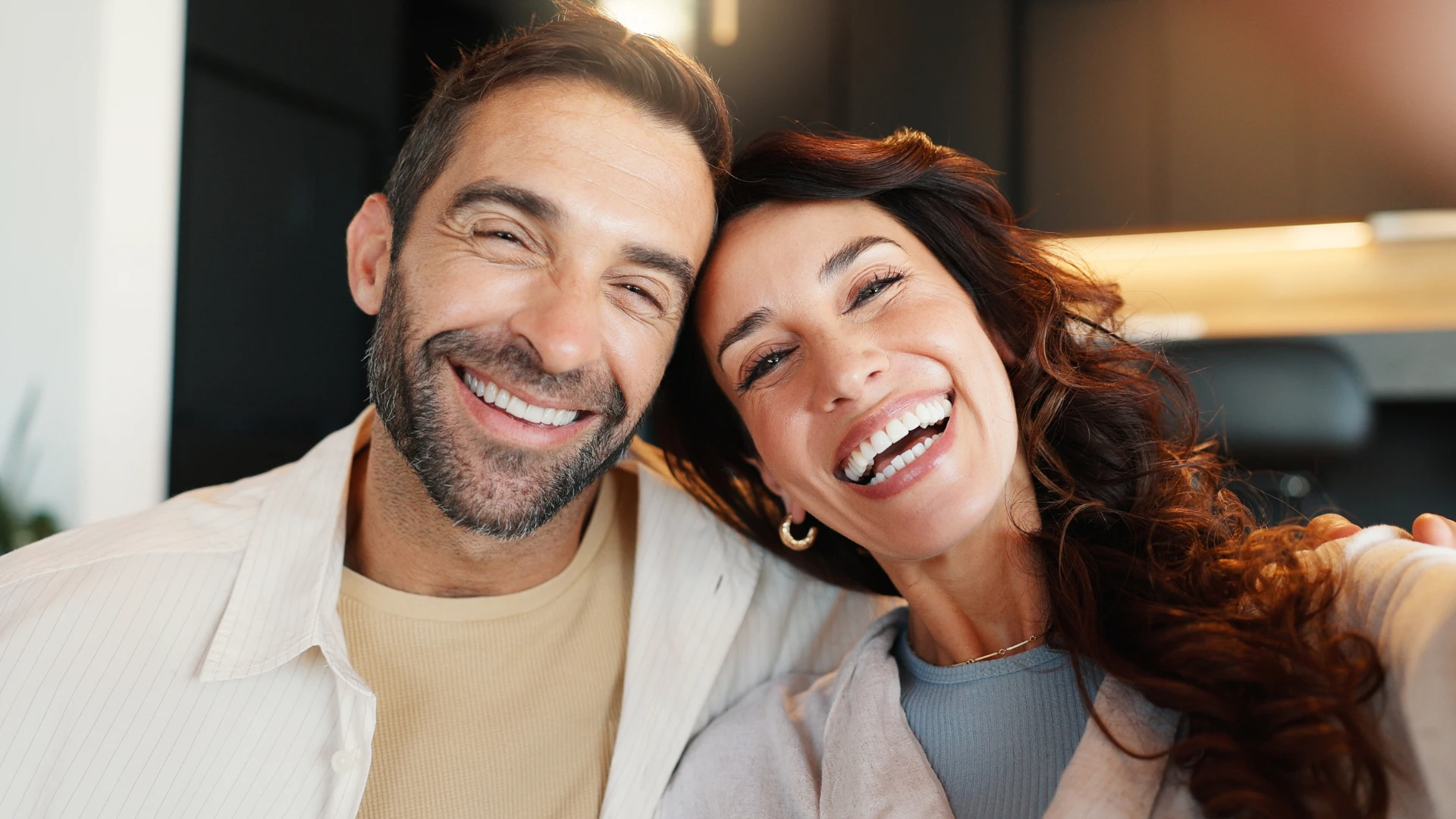 homme qui grandit sans mendier souriant avec son partenaire