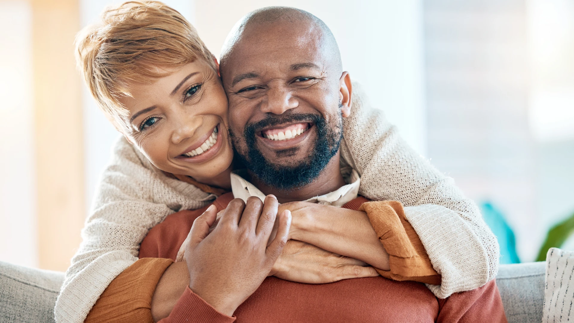 couple s'aimant à haute voix souriant et s'embrassant