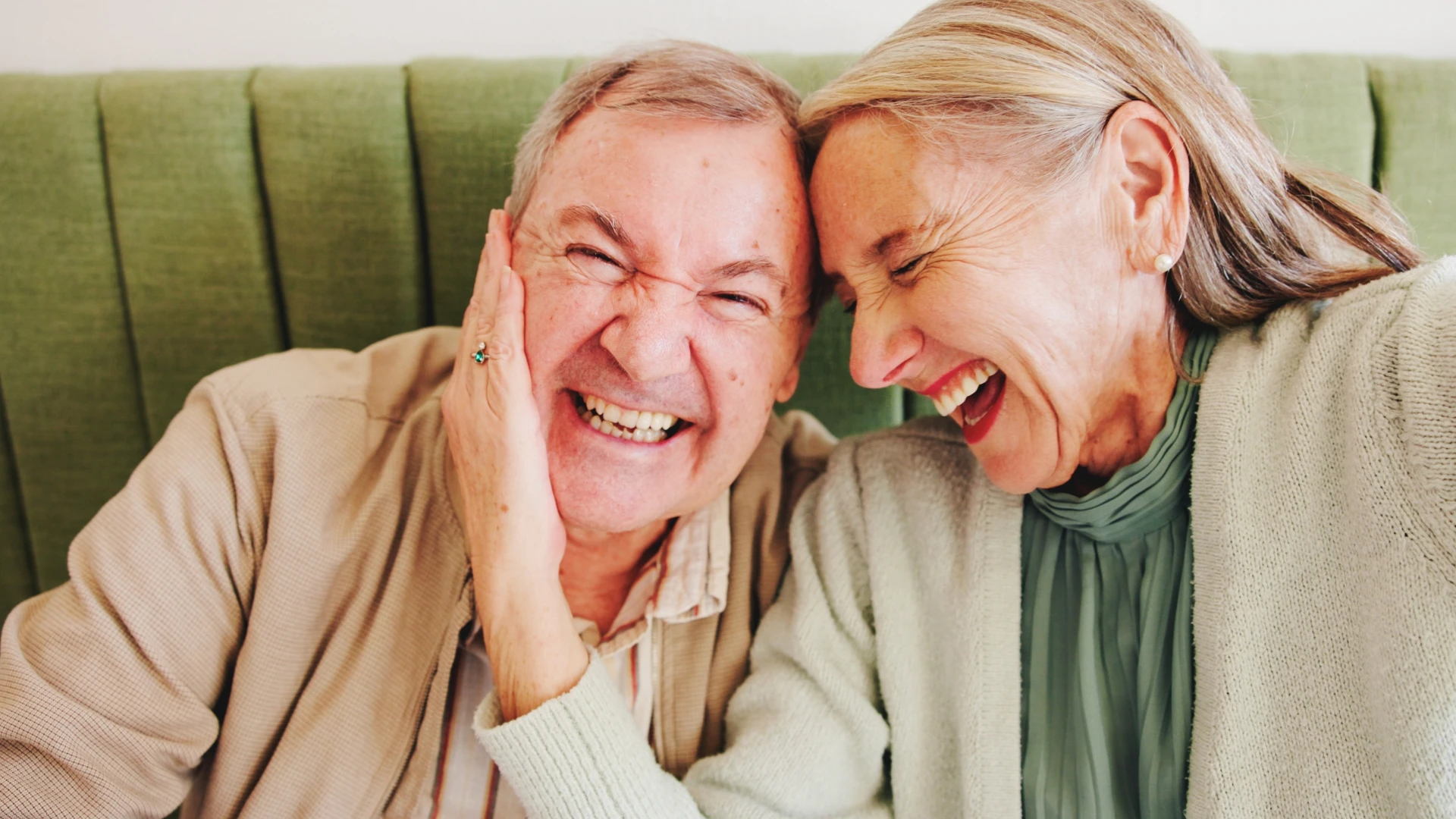 homme qui n'a pas peur des émotions de son partenaire qui rit avec elle