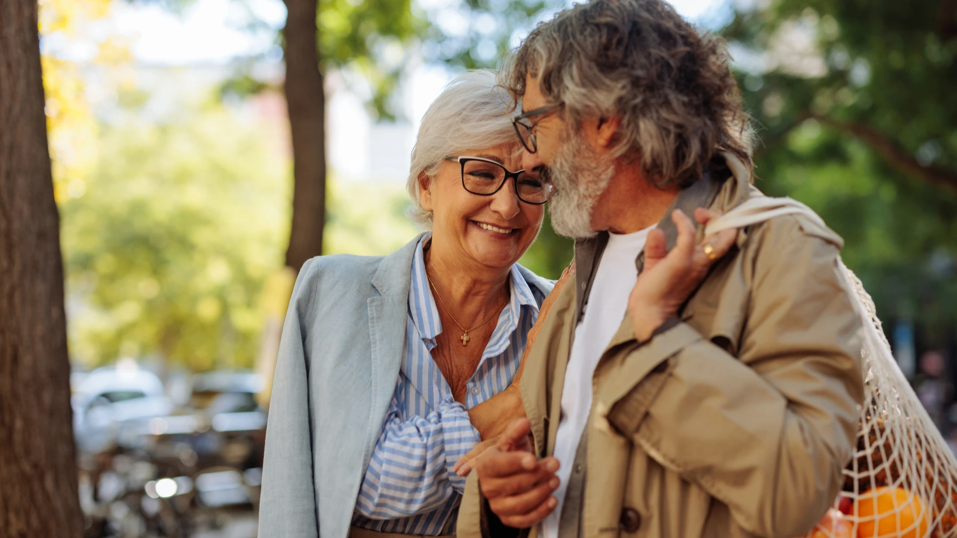 homme parlant gentiment à sa femme marchant dehors
