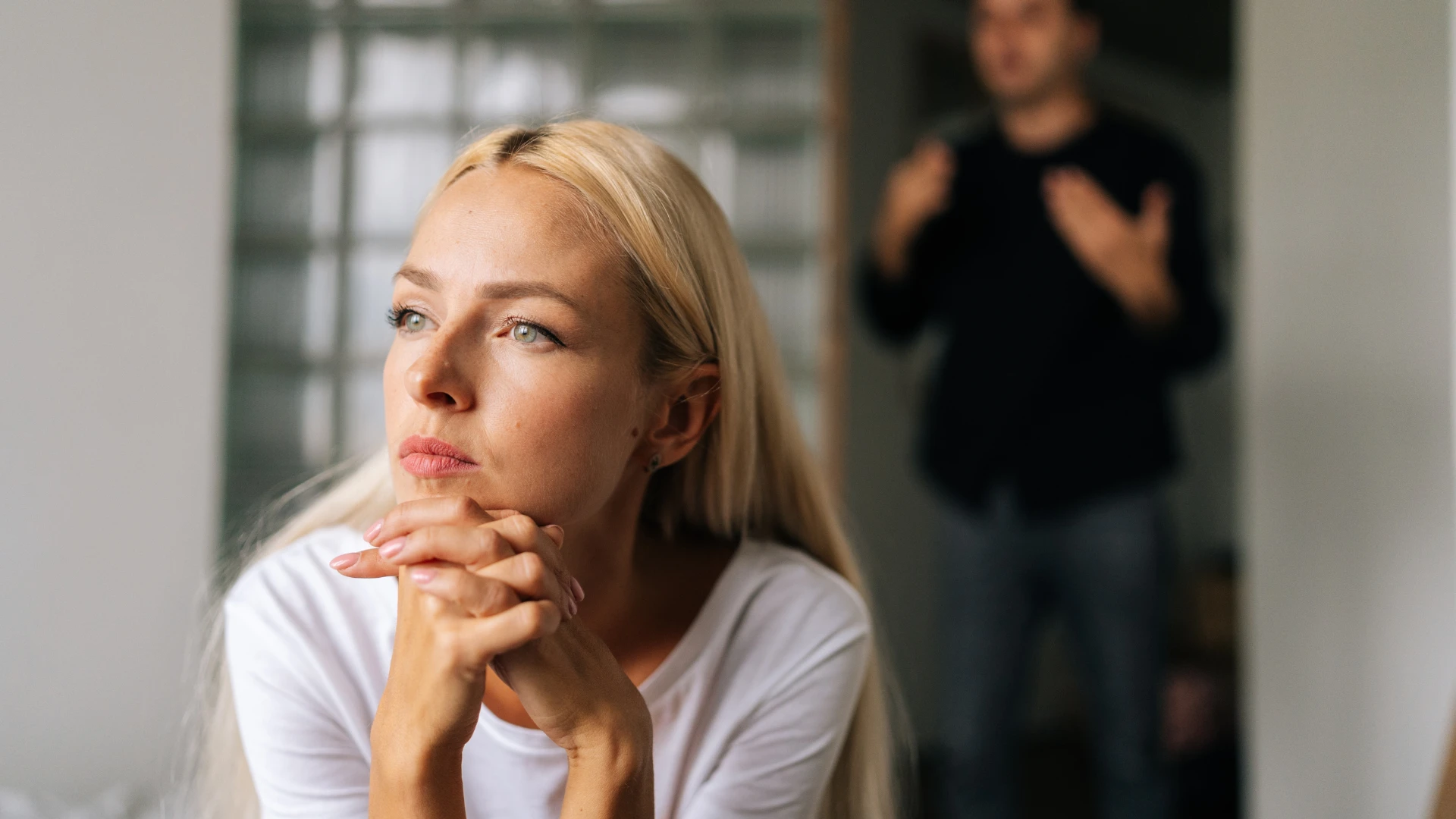 femme qui éprouve du ressentiment envers son mari