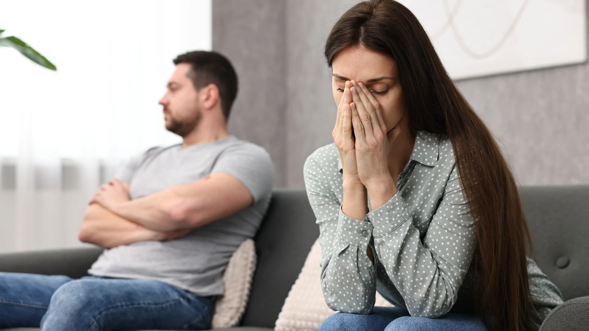 femme qui a l'impression de marcher sur des œufs avec son mari