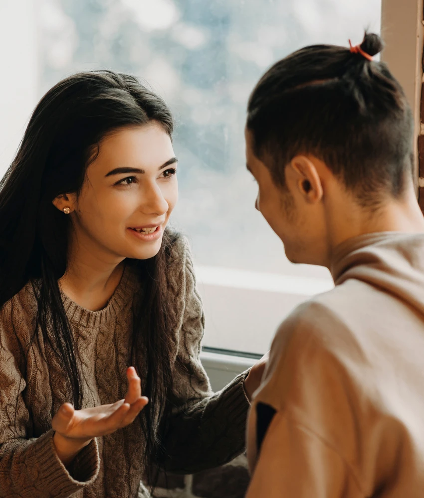 La femme a une conversation sur la famille et les amis