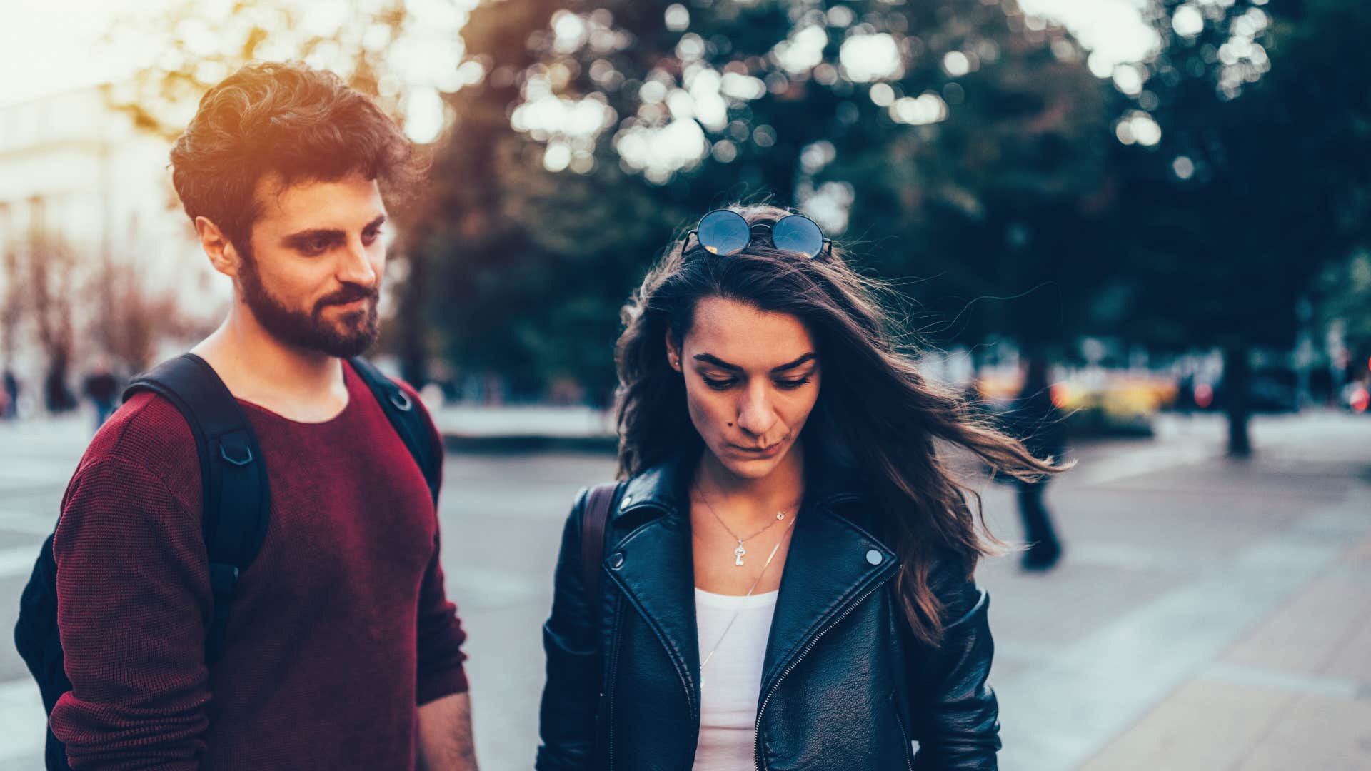 hommes devenant critiques