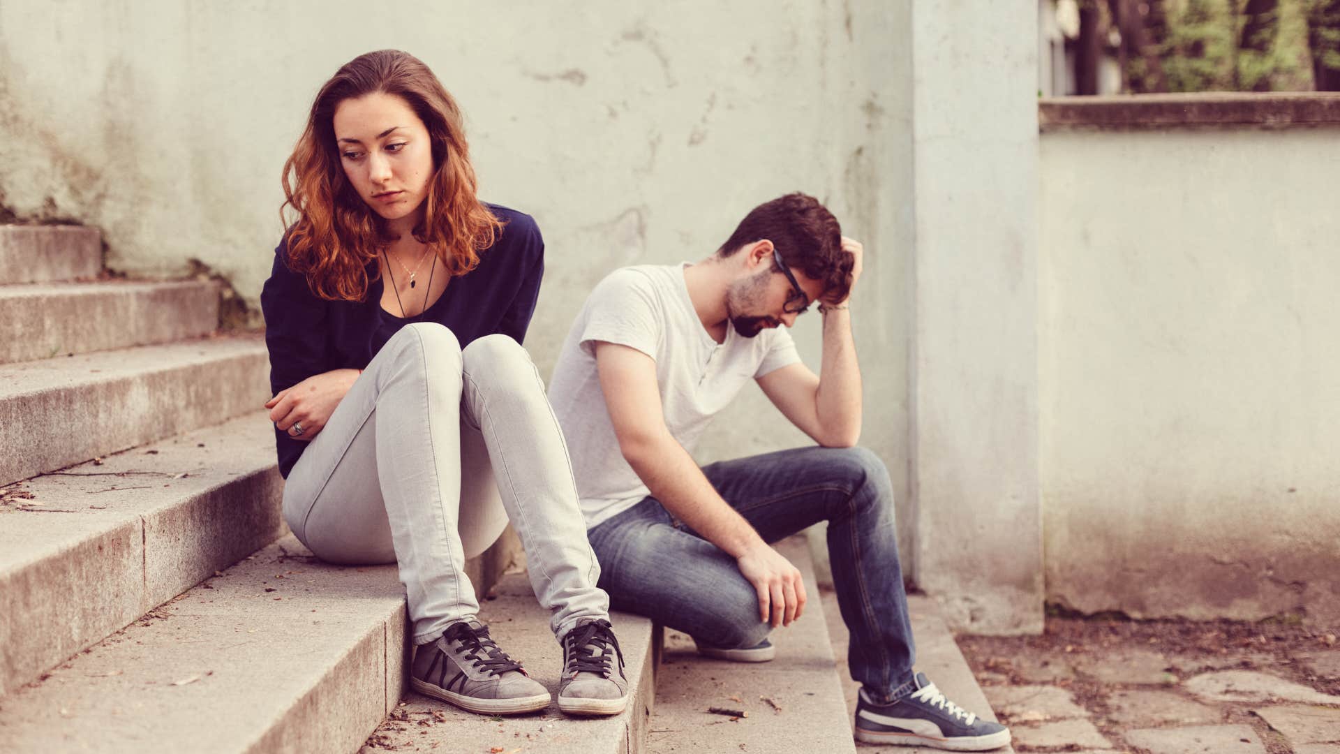 hommes envisageant de partir