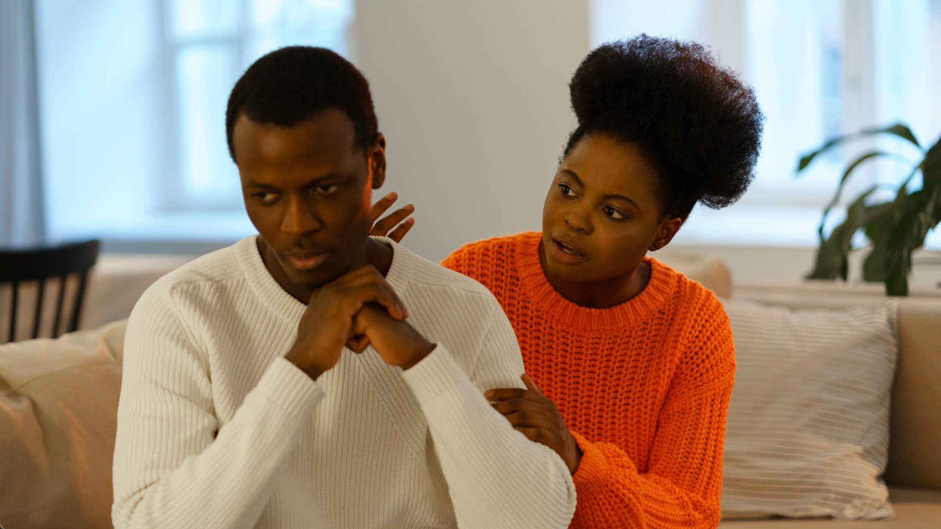 hommes réduisant leurs gestes affectueux