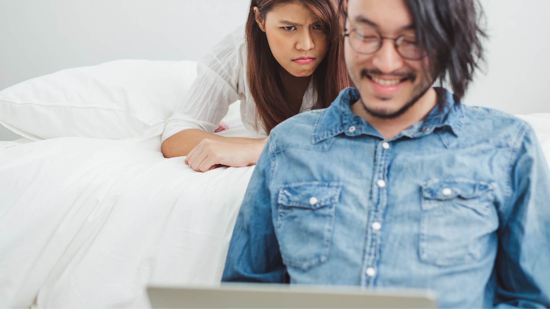 hommes cherchant validation auprès des autres