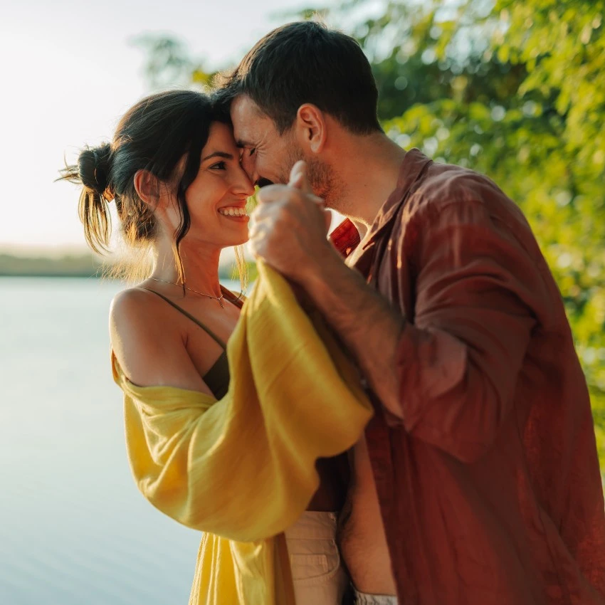 femme qui est avec quelqu'un qui lui est destiné car elle accepte les imperfections de son partenaire