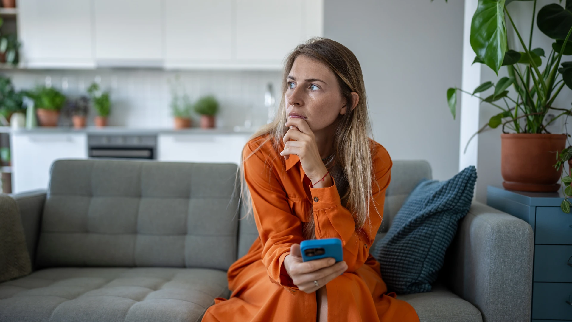 femme émotionnellement instable car elle a du mal à s’engager dans quoi que ce soit