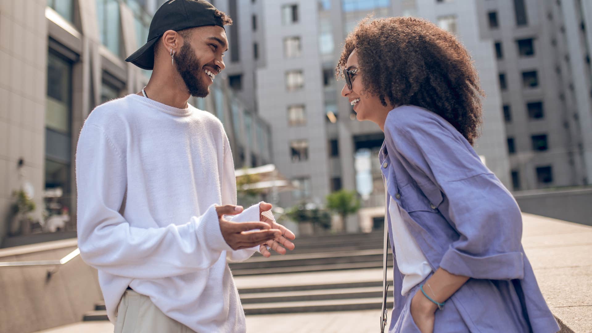 astuces psychologiques pour séduire instantanément posez la question en premier femme qui veut que l'homme s'ouvre à elle en lui demandant de sortir avec elle