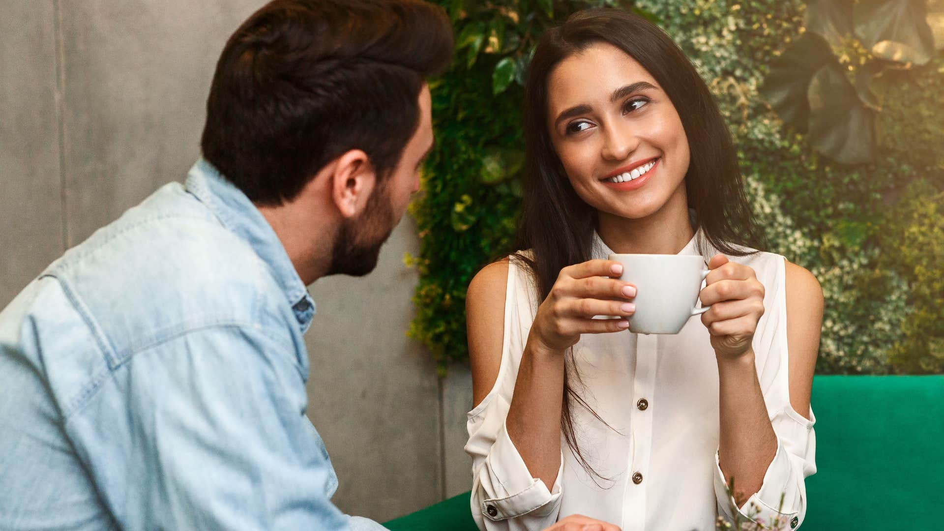 astuces psychologiques pour séduire instantanément soyez ouvert à qui ils sont femme qui fait que l'homme s'ouvre à elle en étant ouverte à qui il est