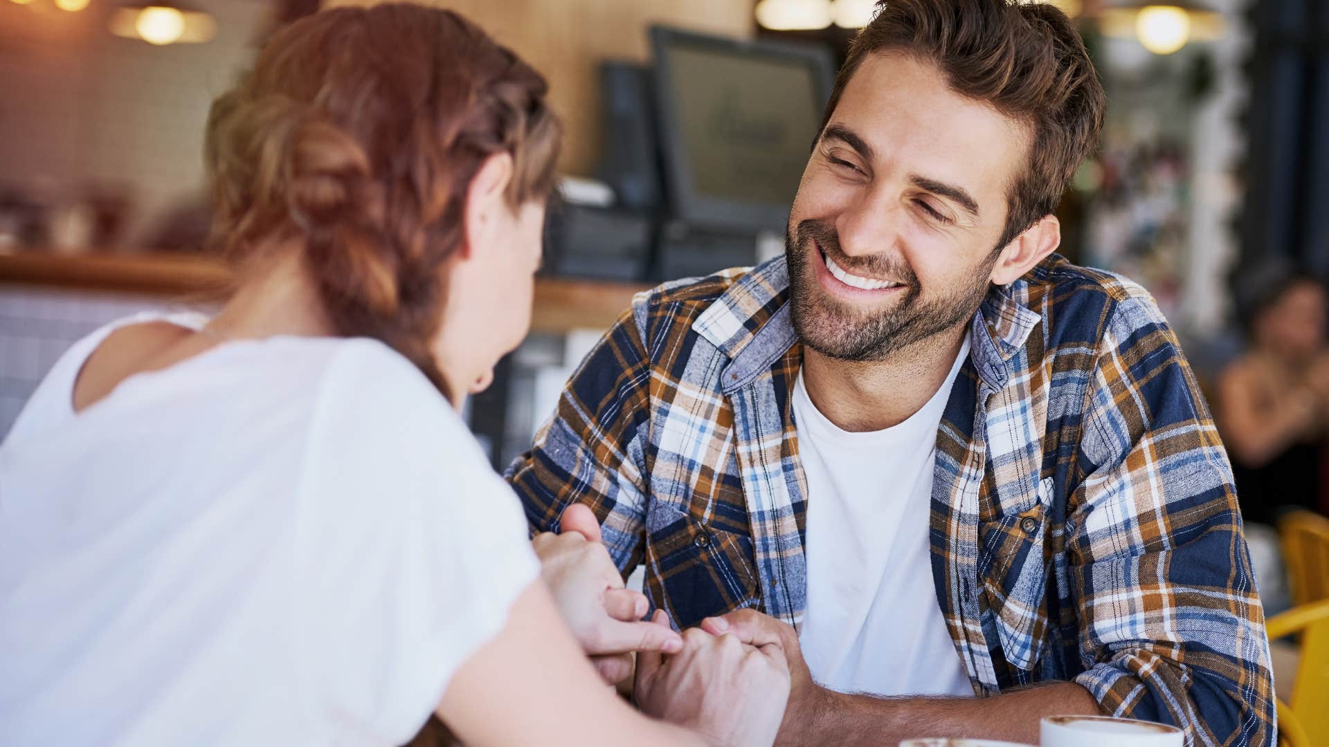 astuces psychologiques pour séduire instantanément dépassez vos propres blocages homme qui attire les autres en surmontant ses propres freins