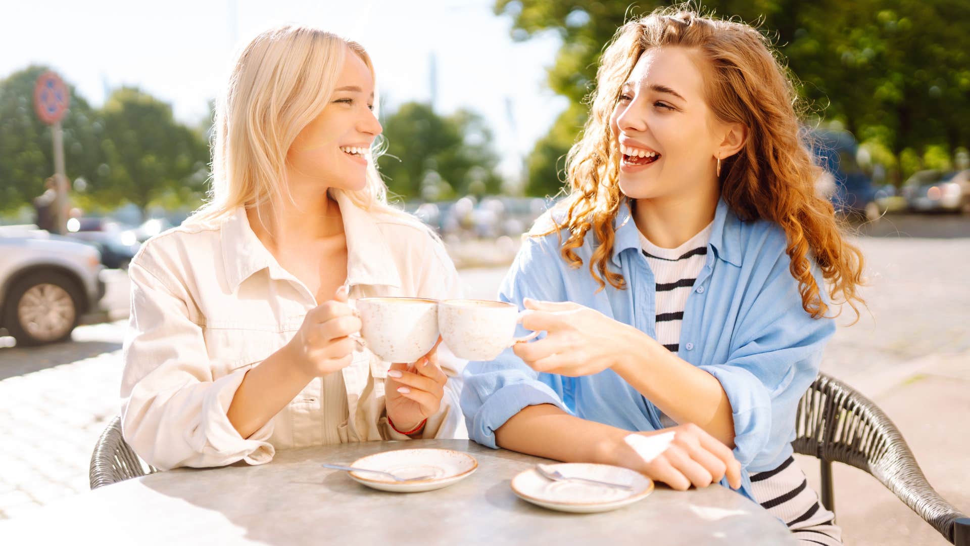 astuces psychologiques pour séduire instantanément agir avec intégrité femme qui fait en sorte que les autres s'ouvrent à elle par son intégrité