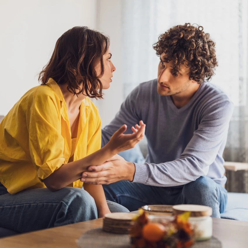 femme qui demande ce dont elle a besoin alors qu'elle répond à ses besoins
