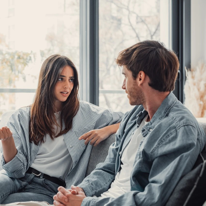 femme qui demande ce dont elle a besoin et s'assure que l'homme a la capacité et le désir de répondre à ses besoins