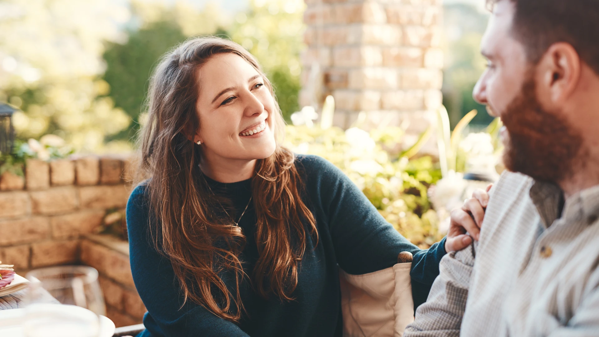 femme se connectant avec un homme parlant