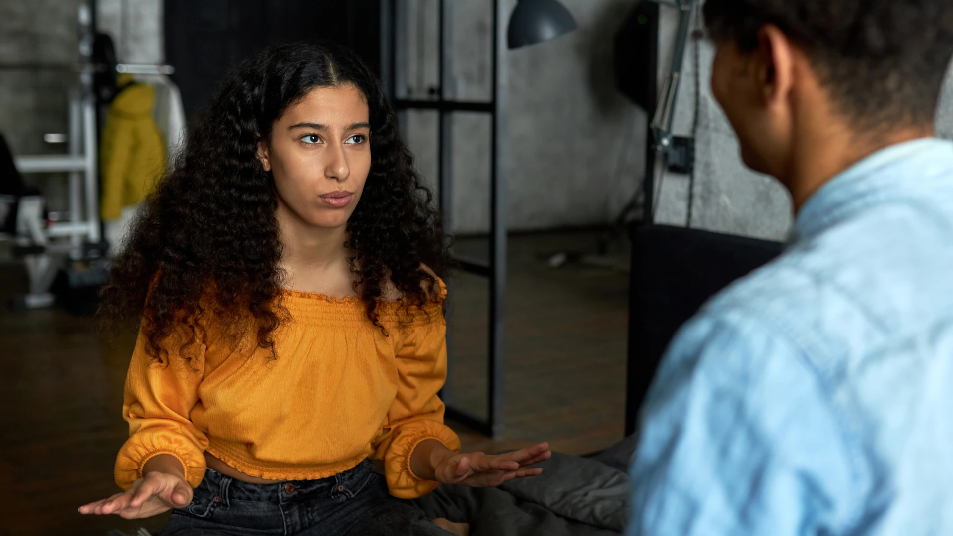 femme parlant à un homme ne jouant pas au thérapeute