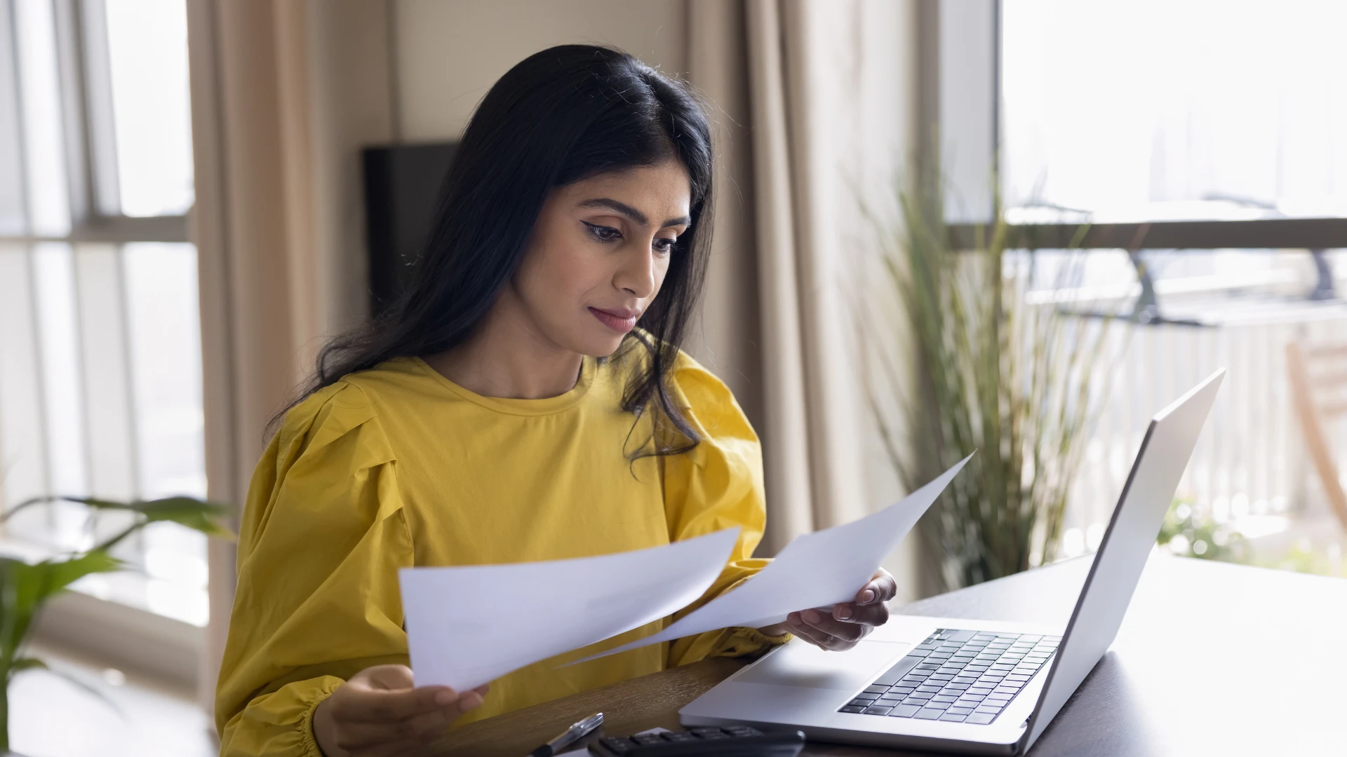 femme regardant ses factures de dépenses