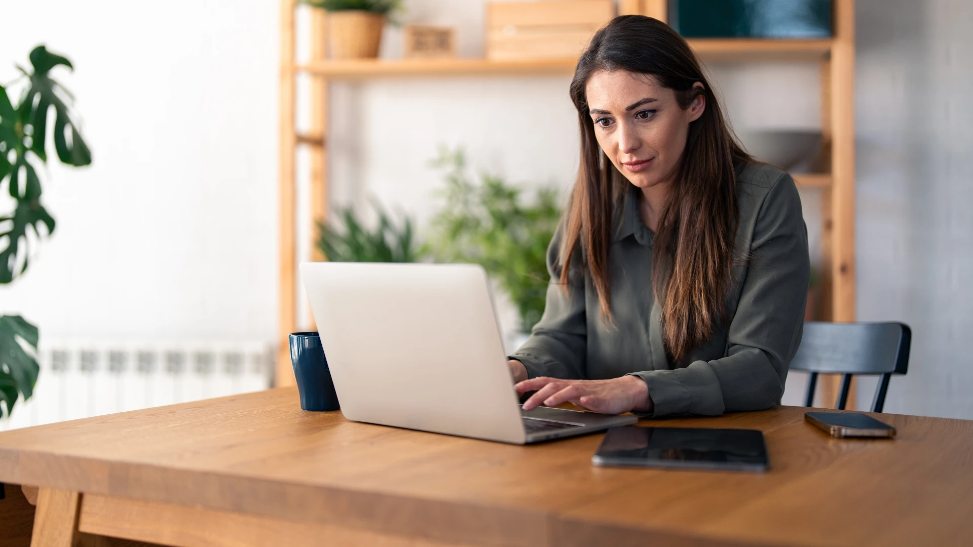 femme indépendante travaillant à domicile