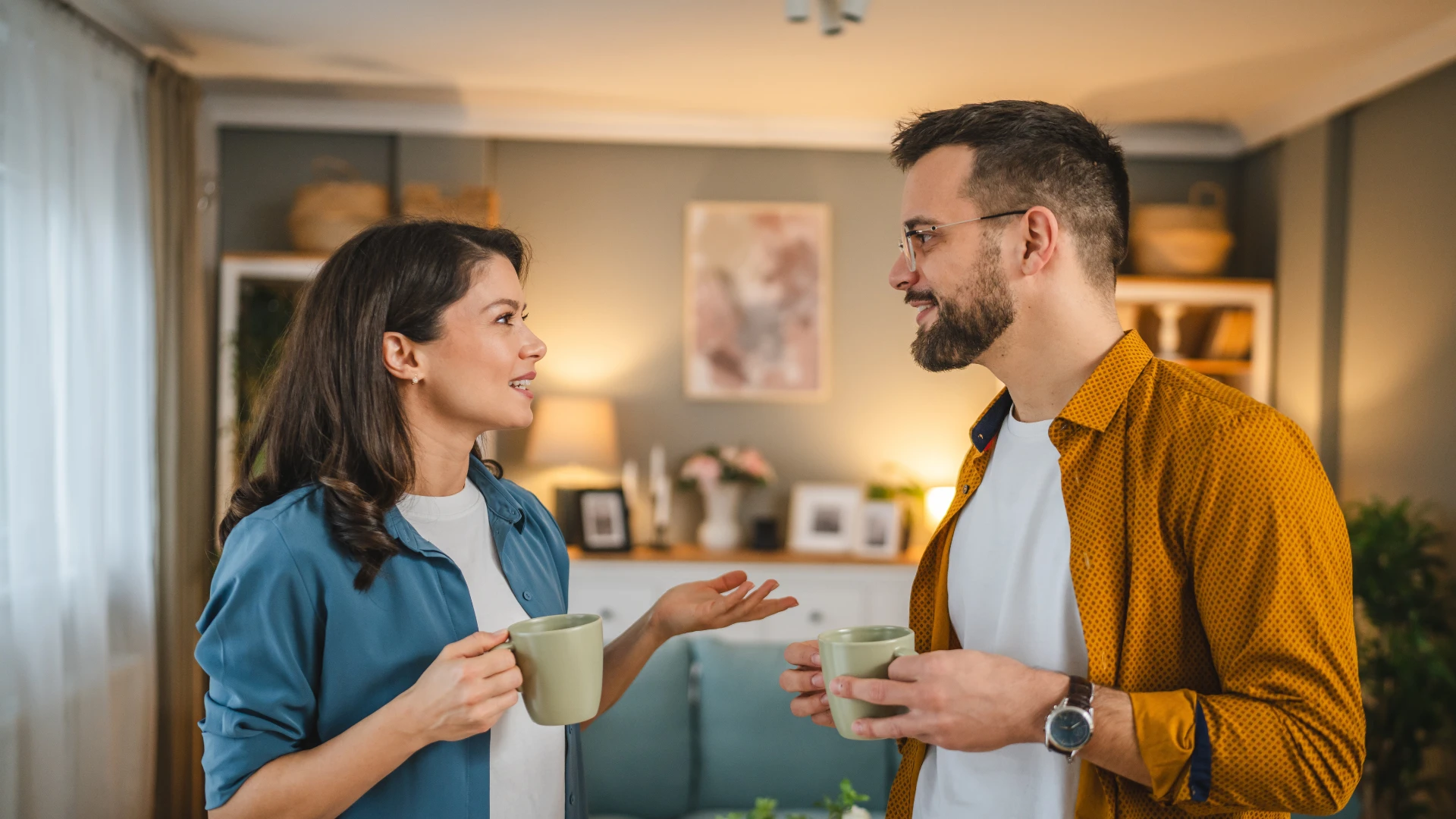 femme parlant à un homme sans trop expliquer son standard