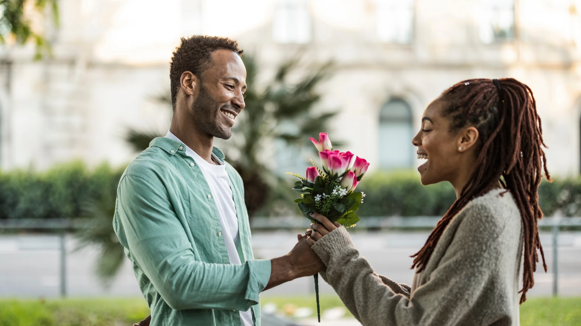 femme heureuse acceptant les fleurs de l'homme