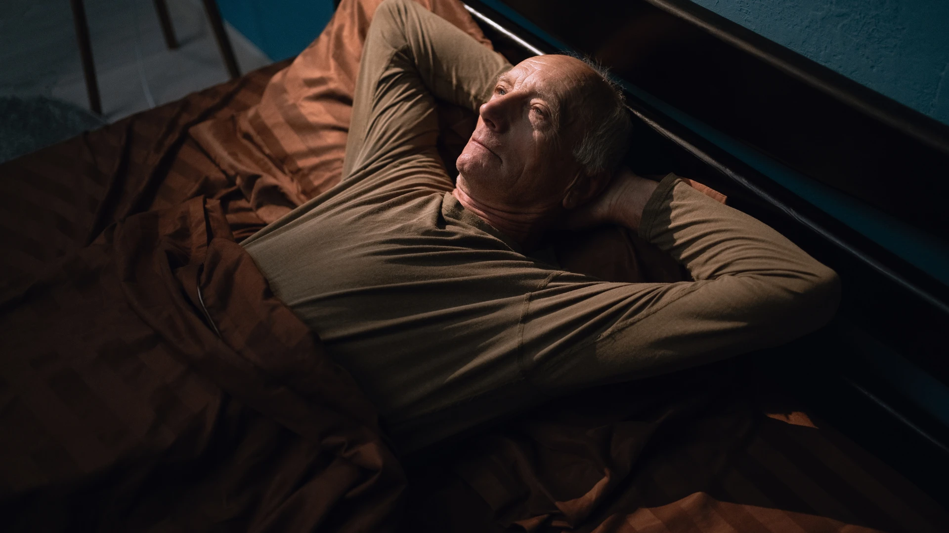 homme solitaire au lit désireux de discuter avec sa femme