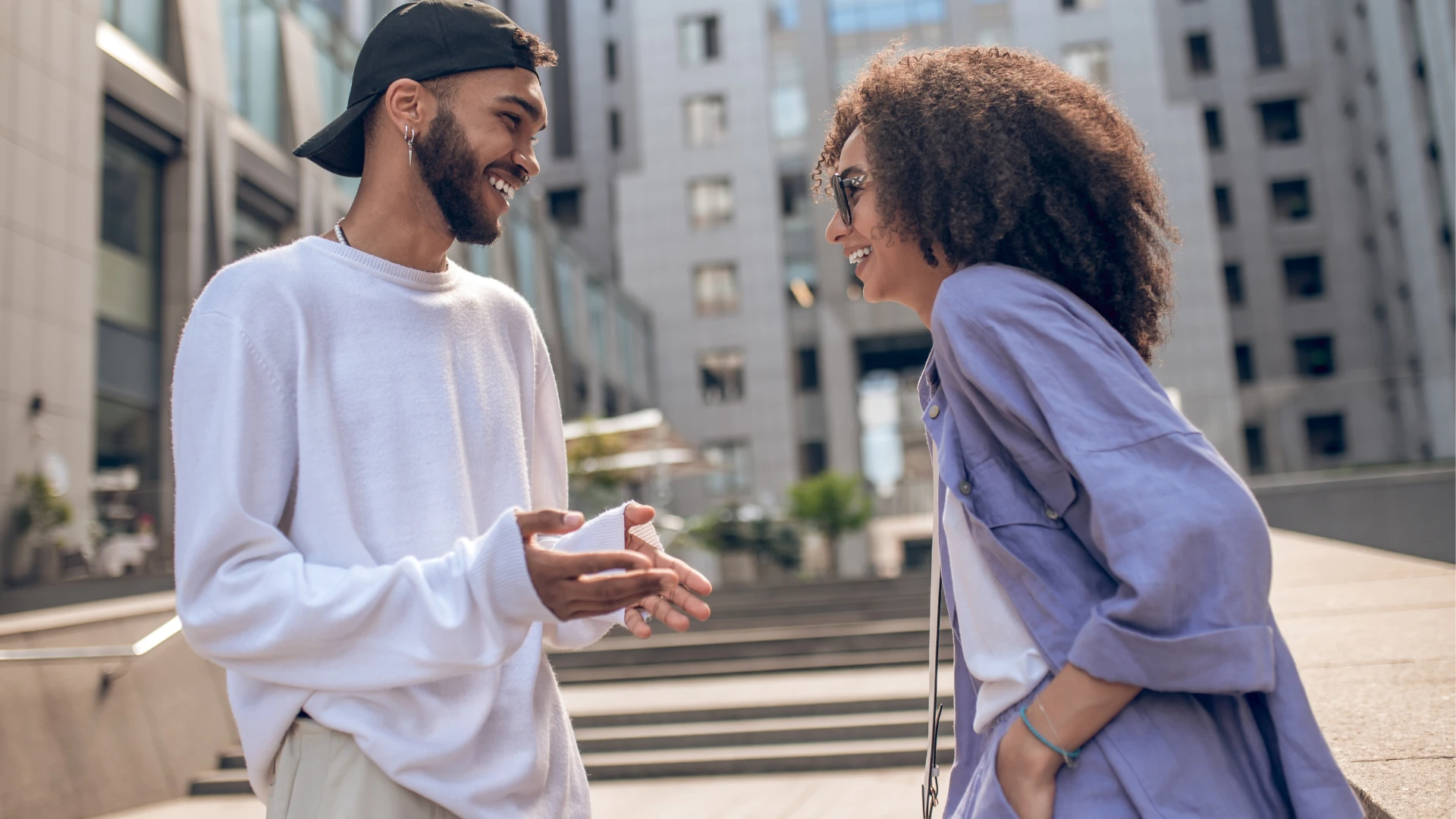 femme dotée de compétences sociales supérieures qui crée un lien émotionnel avec l'homme