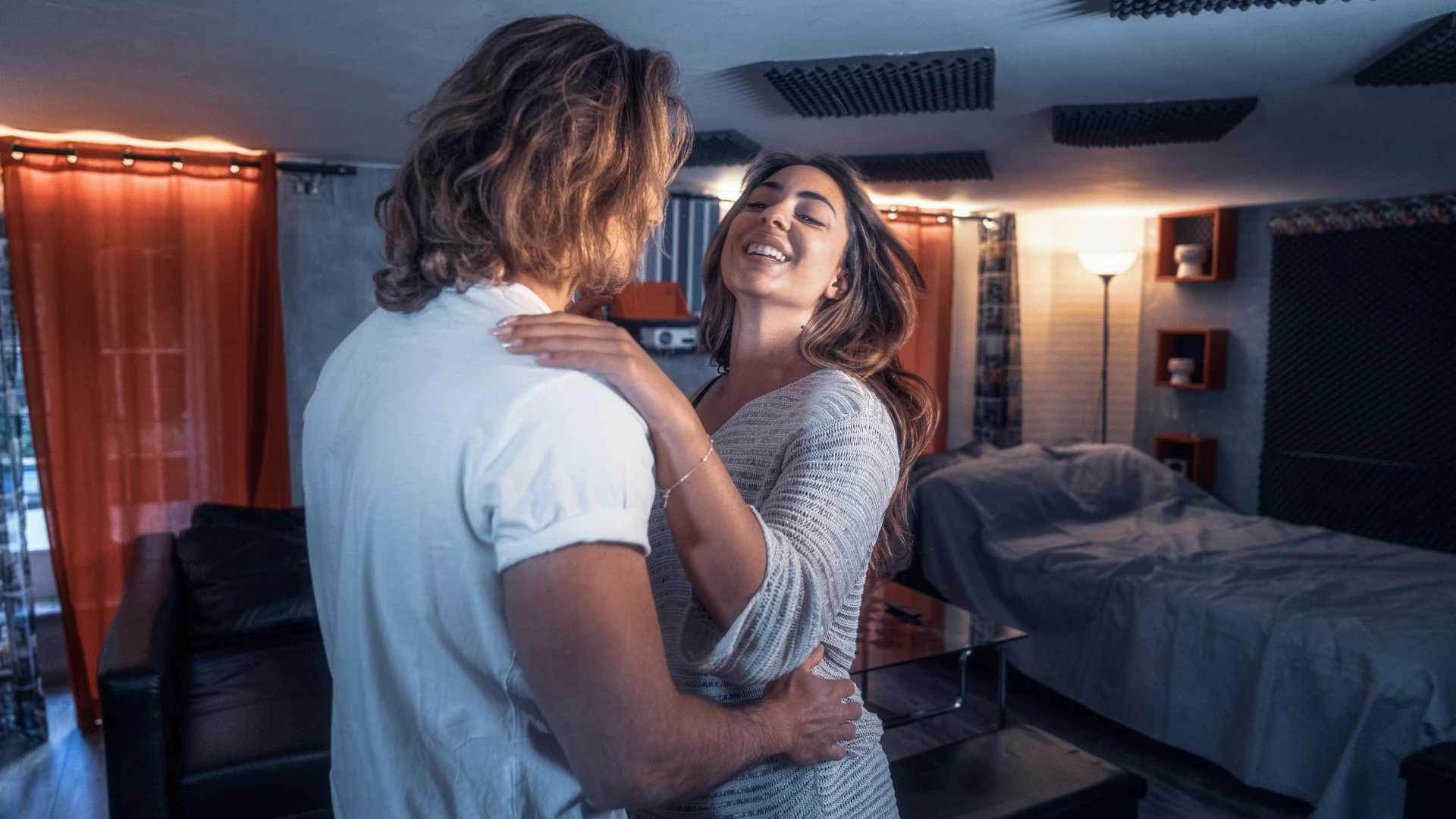 femme avec des compétences sociales supérieures qui rendent sa maison chaleureuse et que l'homme remarque