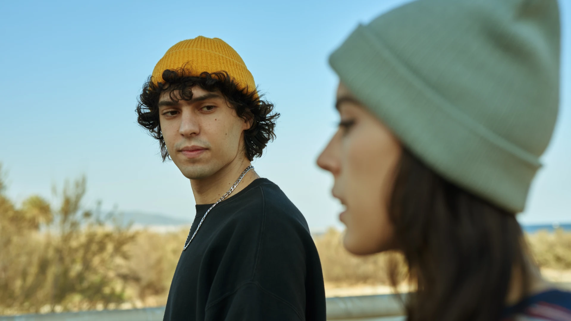 l'homme évite les conversations sur les grandes décisions jusqu'à ce qu'il trouve sa personne pour toujours
