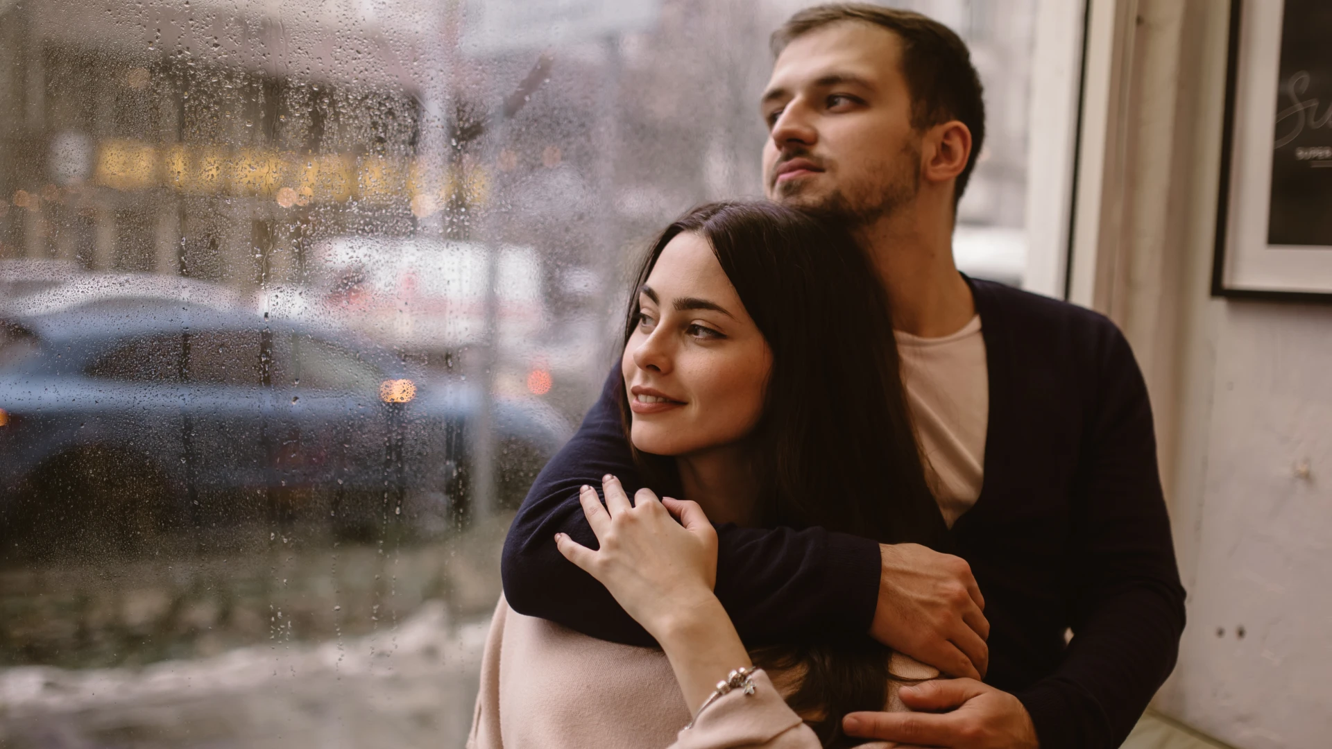 l'homme évite les conversations sur les petites choses de sa journée jusqu'à ce qu'il trouve sa personne pour toujours