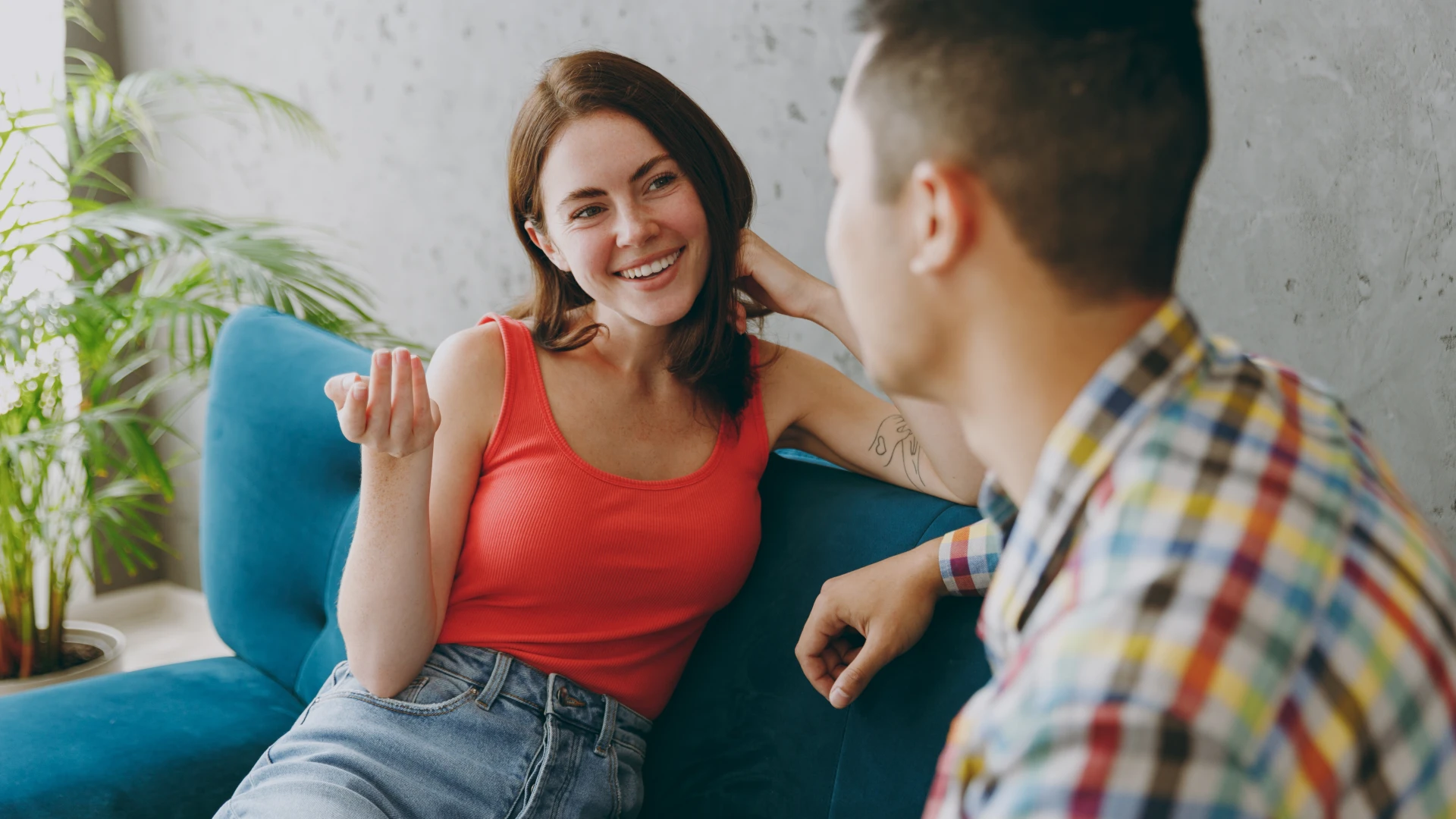 l'homme évite les conversations sur le mariage jusqu'à ce qu'il trouve sa personne pour toujours