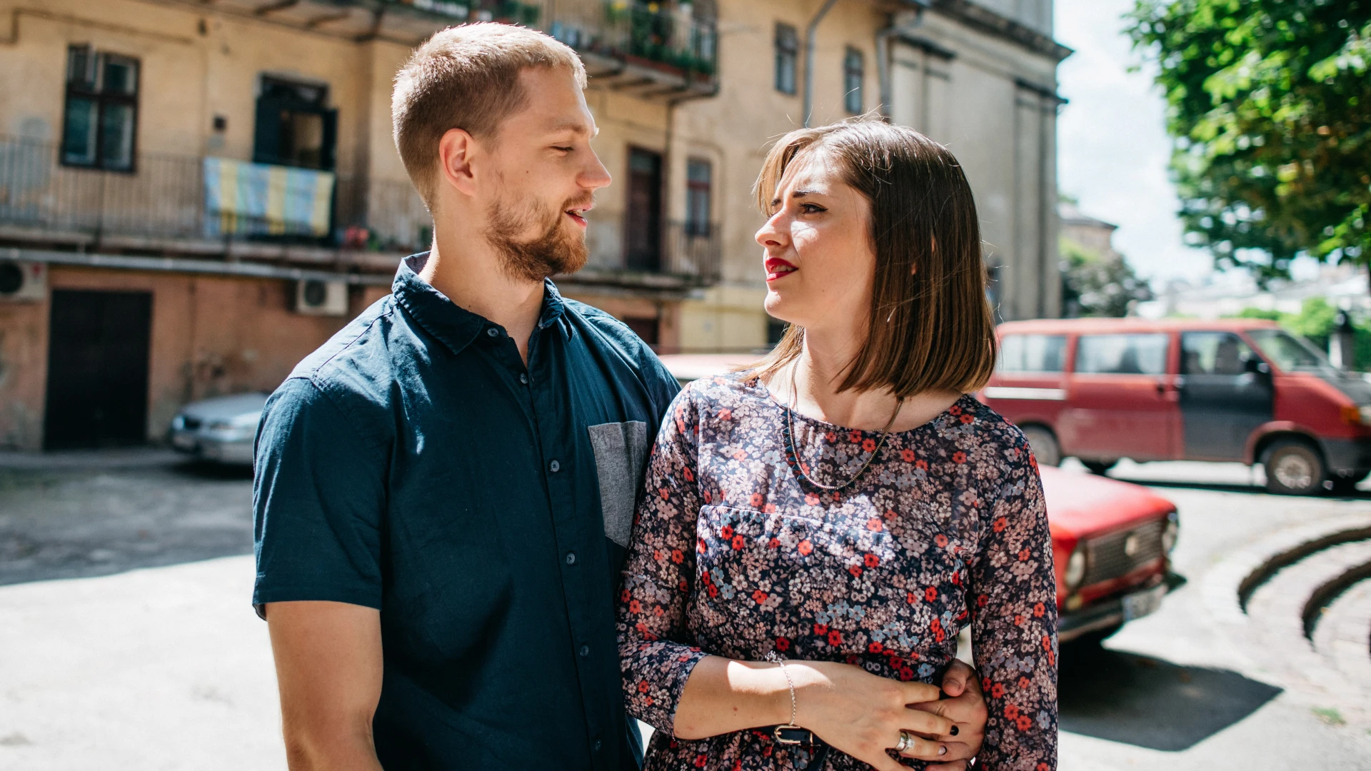 l'homme évite les conversations sur des nouvelles passionnantes jusqu'à ce qu'il trouve sa personne pour toujours