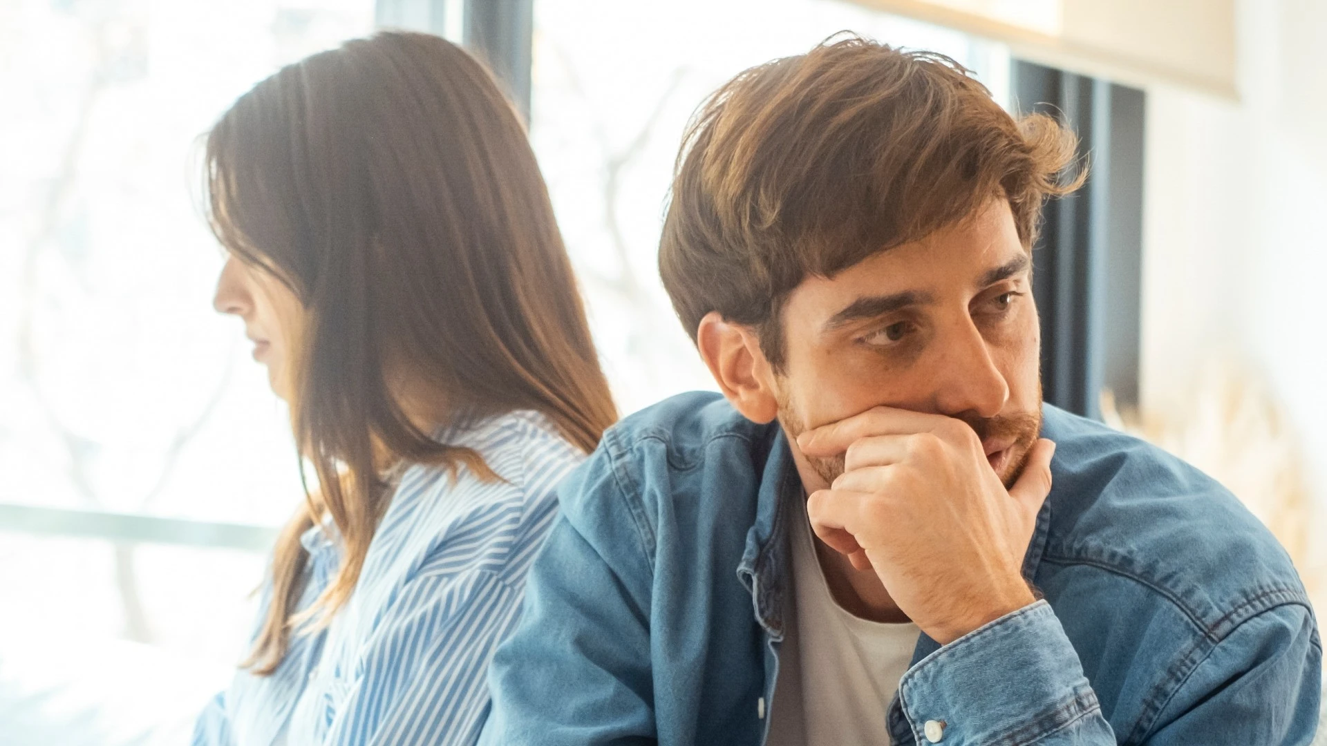 homme avec l'habitude essentielle de rompre comme un adulte