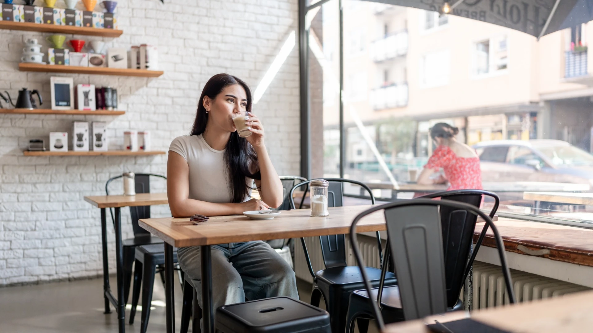 femme avec l'habitude essentielle de découvrir ses propres affaires
