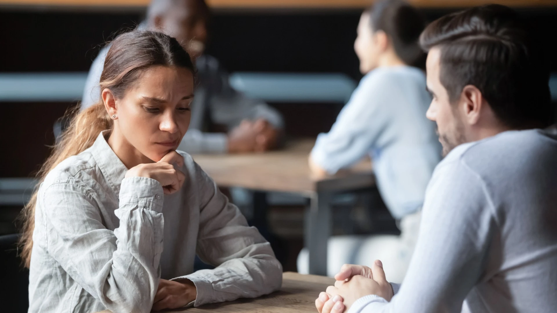 homme avec l'habitude essentielle de sortir avec quelqu'un d'accepter non comme réponse