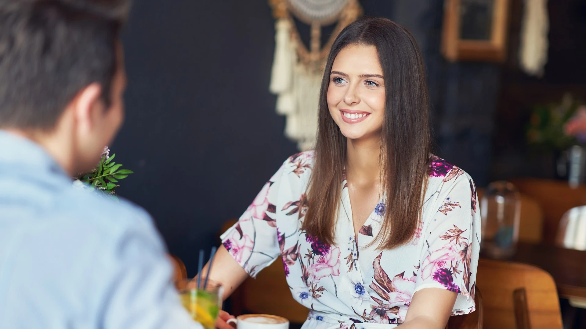 femme avec l'habitude essentielle de traiter les gens comme des gens