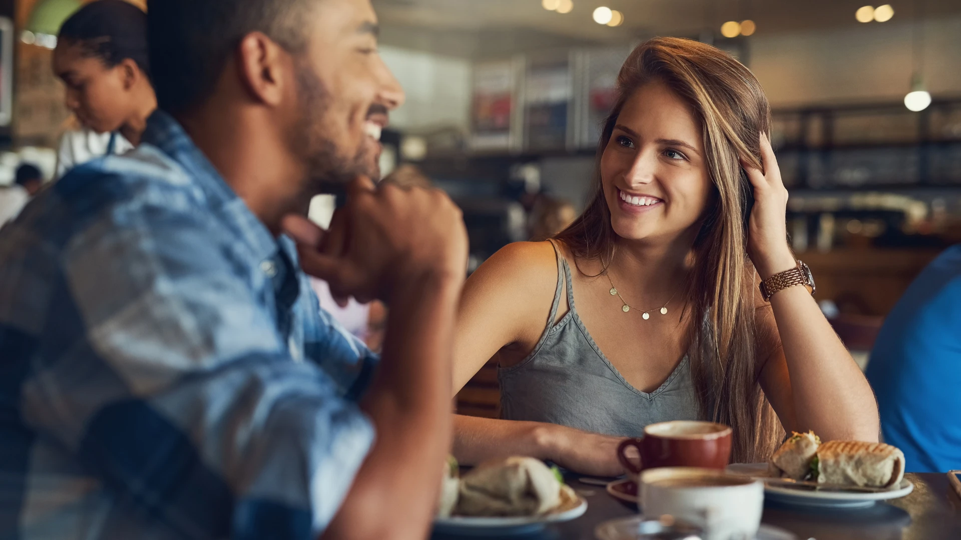 femme qui est amoureuse car elle passe du temps là où elle pense que l'homme espère peut-être le rencontrer