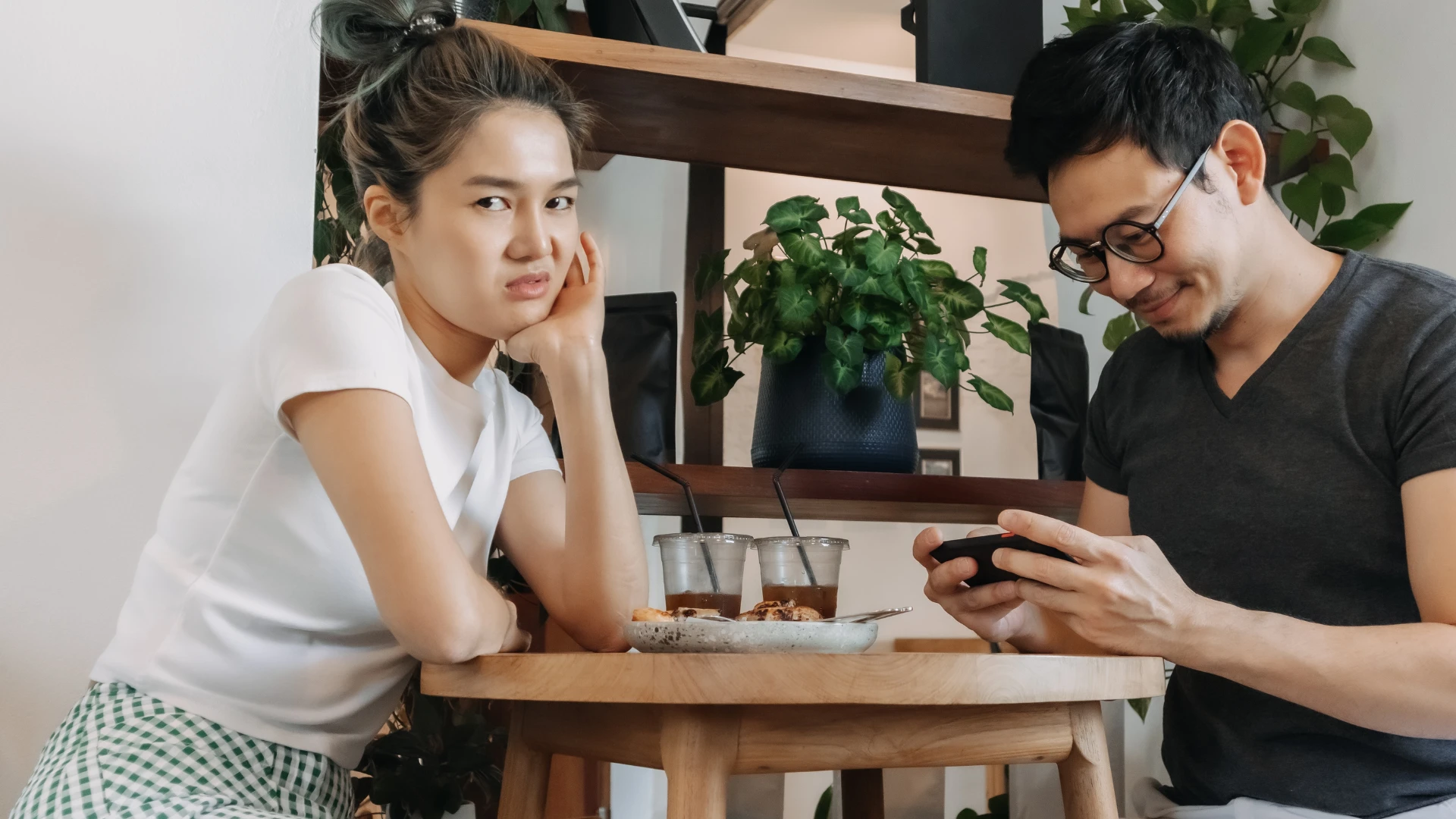 femme qui est amoureuse car elle est l'autre option de l'homme