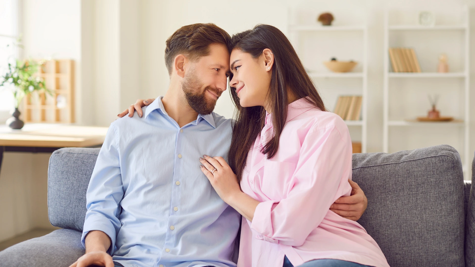 couple amoureux car ils sont consumés par les pensées l'un de l'autre