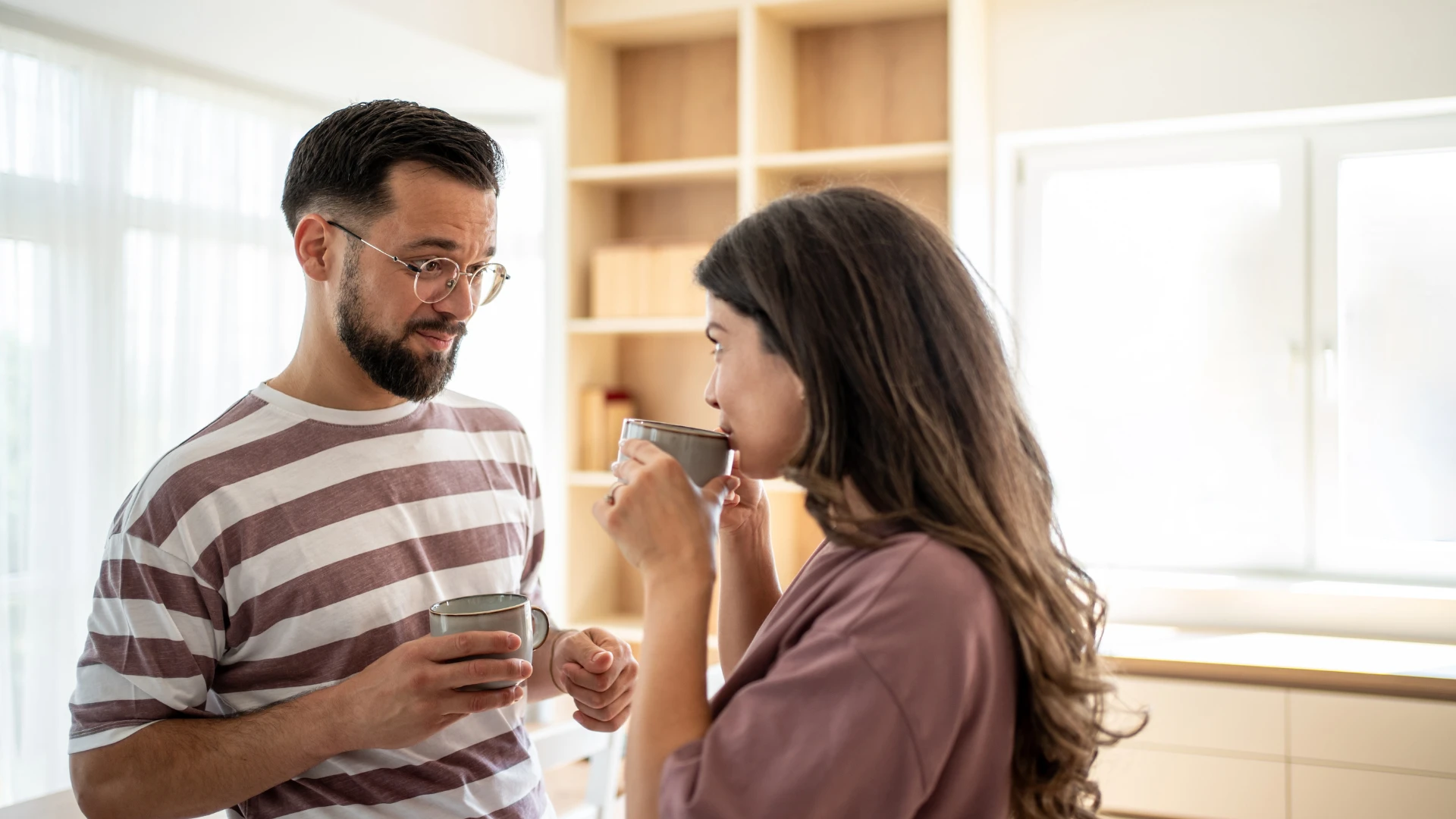femme qui ressent un engouement car elle croit ce qu'il dit même lorsque son intuition dit le contraire